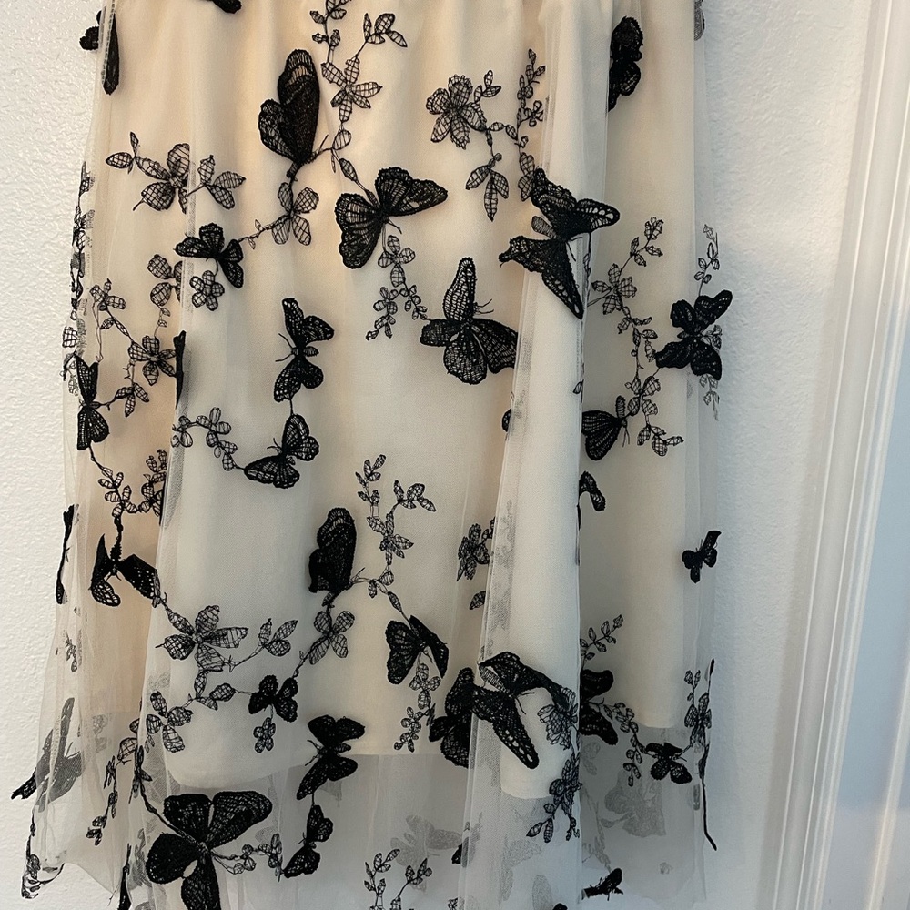 Chic Black Floral Embroidered Cream Skirt - Picture 2 of 8